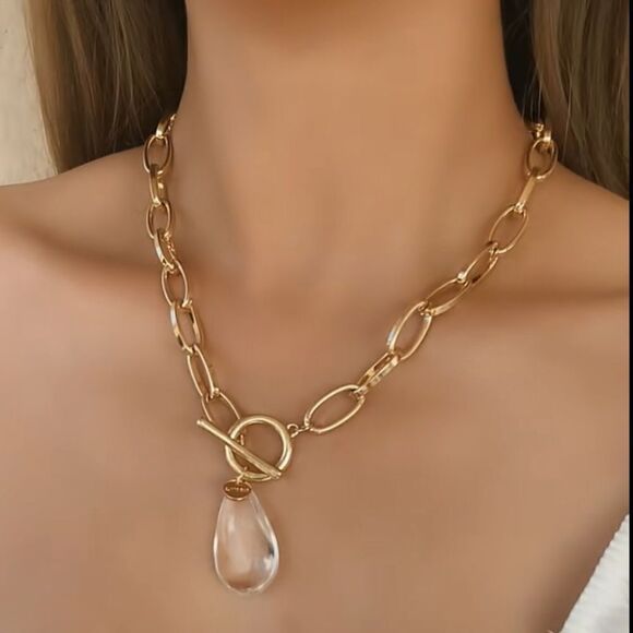 SPARKLING WATER DROP CRYSTAL PENDANT GOLDTONE CHAIN NECKLACE. - Picture 4 of 7